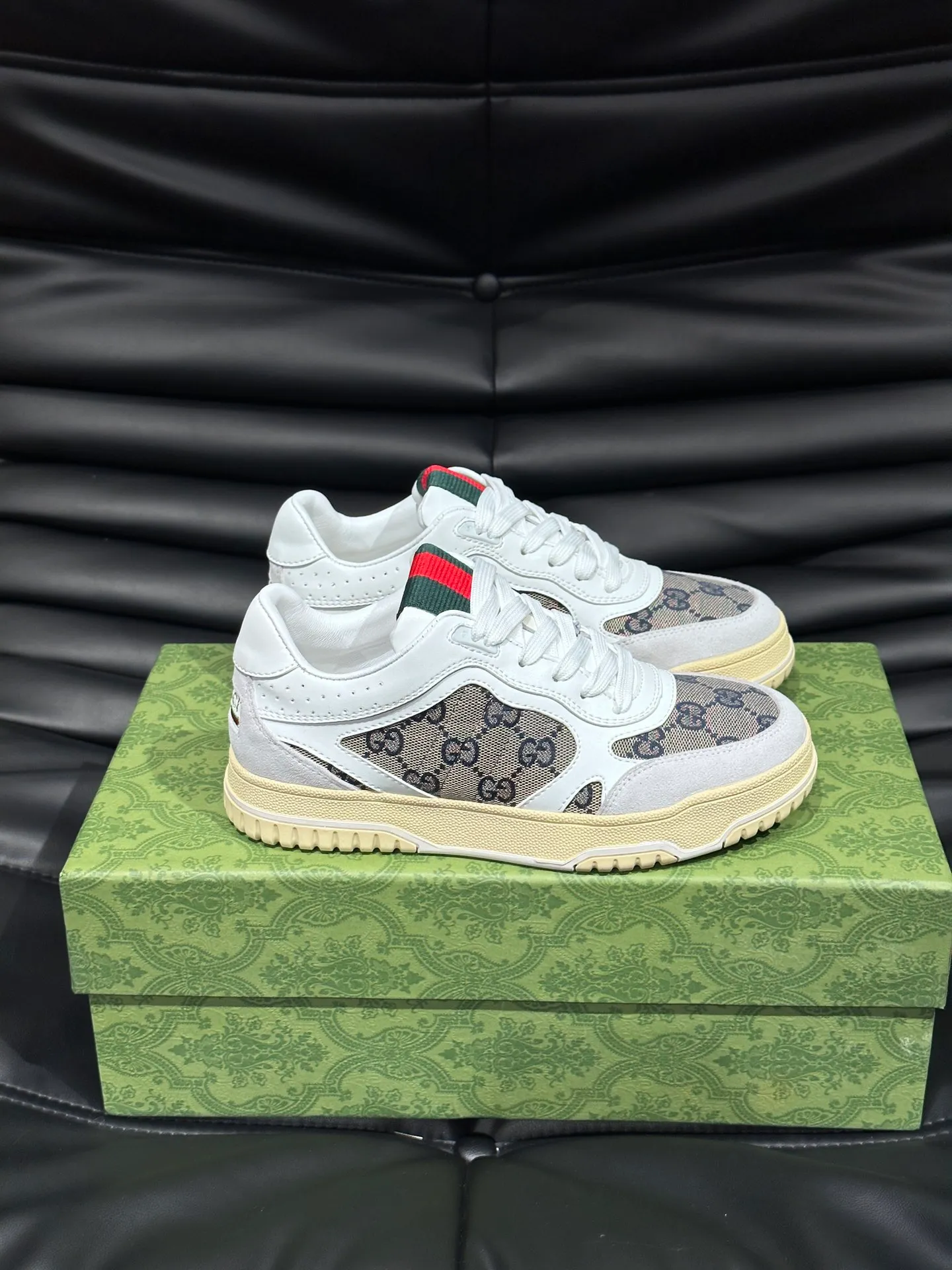 p480 Men's Men's Shoes Gucc*Gucci Re-Web series👫Couple's webbed leather sneakers, as the first sneakers created by Sabato De Sarno for Gucci, the Re-Web series reinterprets the brand's classic stripes, and sets off the modern silhouette design with bold and unique details. This shoe is crafted from iconic classic GG canvas and white leather. This new sneaker is ingeniously decorated with many of the brand's classic details, and is equipped with a bright red and green webbing tongue, which will make people fall in love at first sight. Yuan Size: Female 35-40 Male 39-44 (can be customized to 45, 46